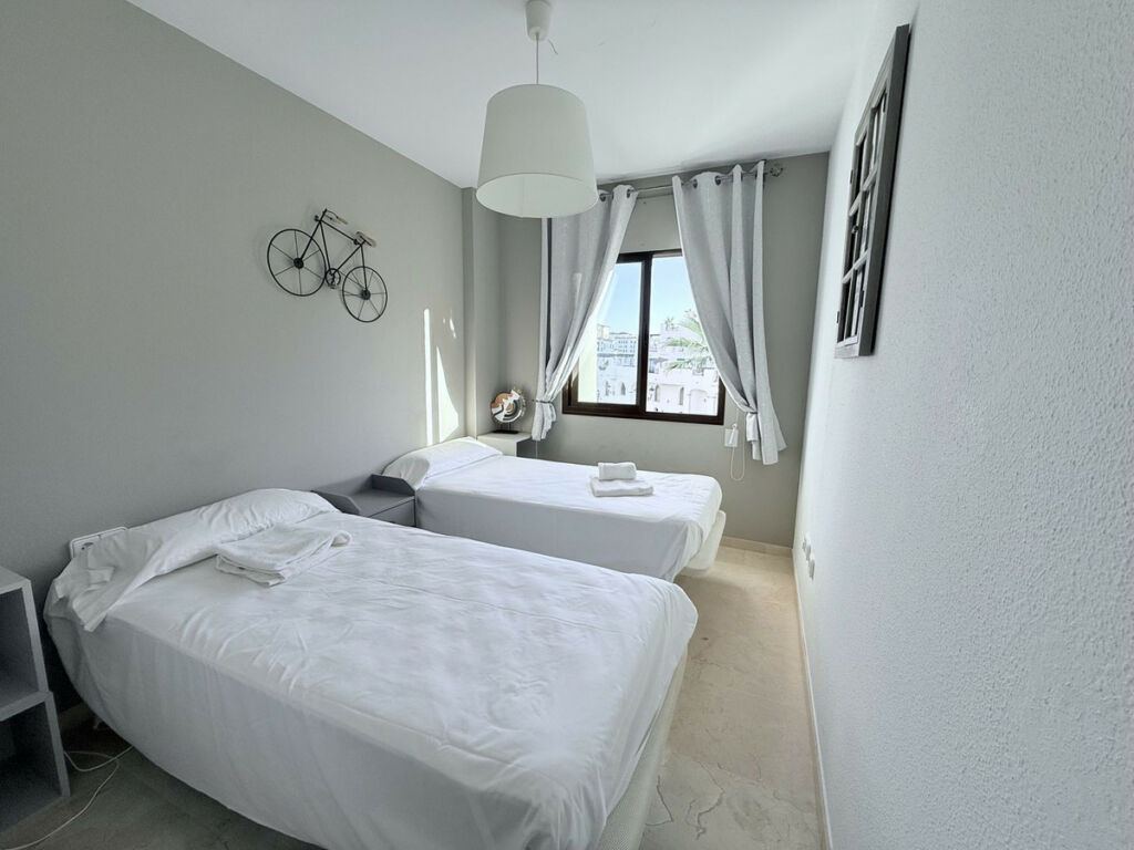 Middle Floor Apartment La Duquesa Málaga - image 12
