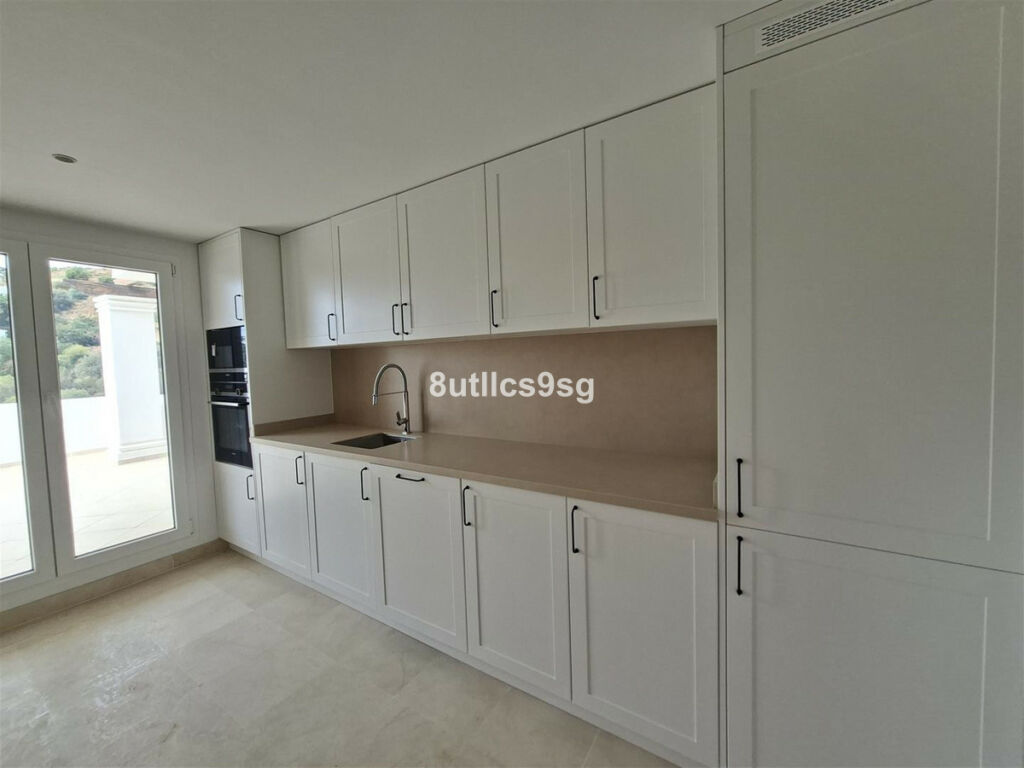 Middle Floor Apartment Aloha Málaga - image 12