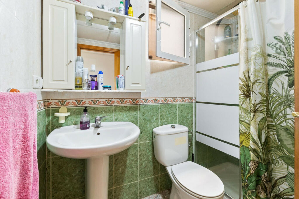 Middle Floor Apartment Torrevieja Alicante - image 8