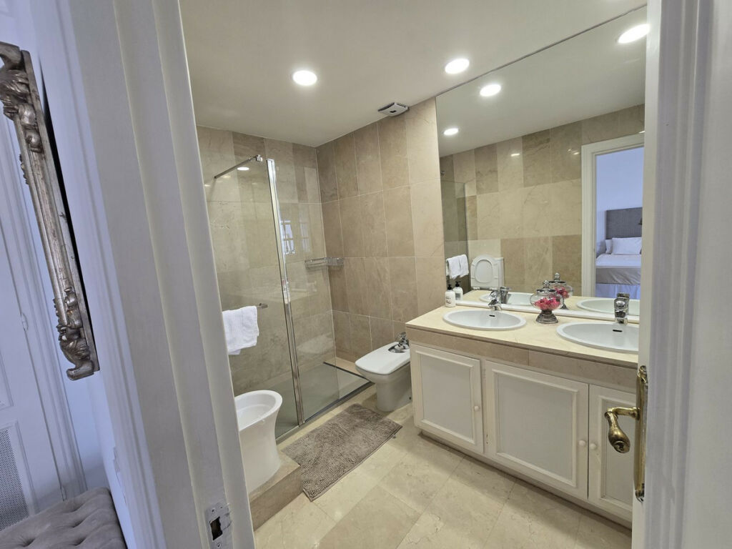 Townhouse Aloha Málaga - image 12