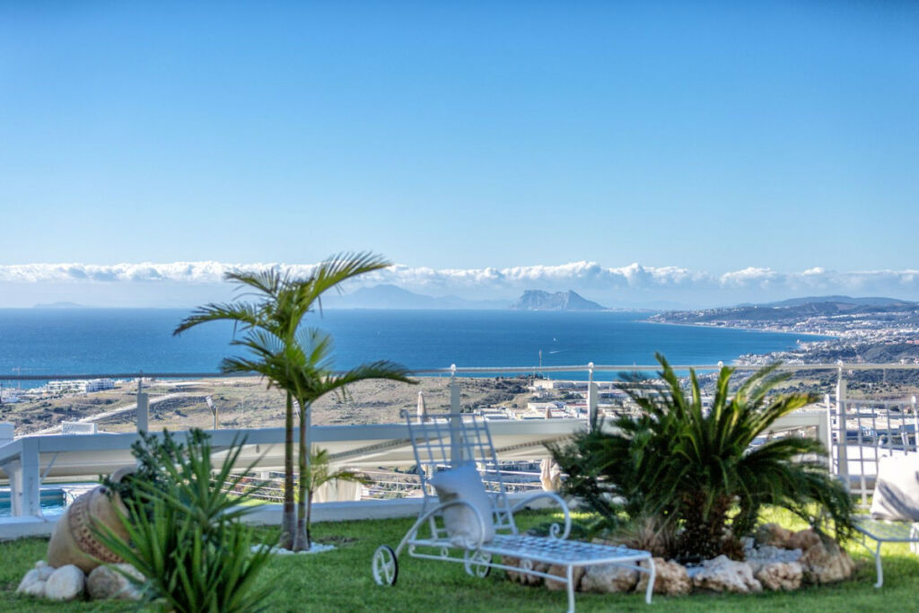 Detached Villa Estepona Málaga - image 12