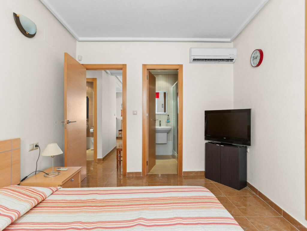 Middle Floor Apartment Torrevieja Alicante - image 12