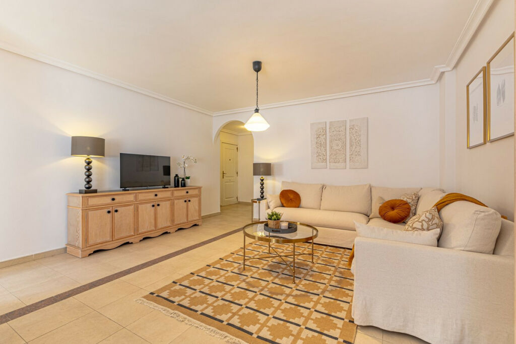 Middle Floor Apartment Nueva Andalucía Málaga - image 12