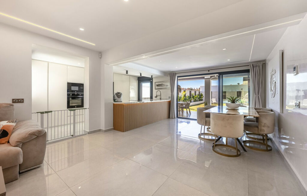 Detached Villa New Golden Mile Málaga - image 12