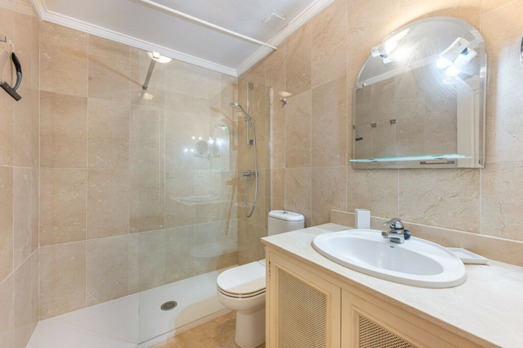 Middle Floor Apartment Nueva Andalucía Málaga - image 12