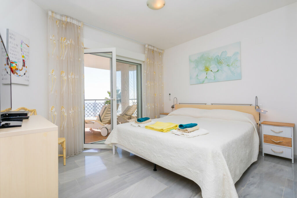 Middle Floor Apartment Calahonda Málaga - image 12