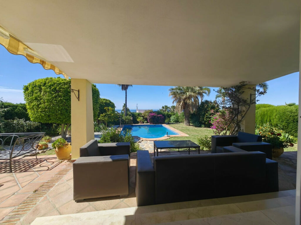 Detached Villa Estepona Málaga - image 12
