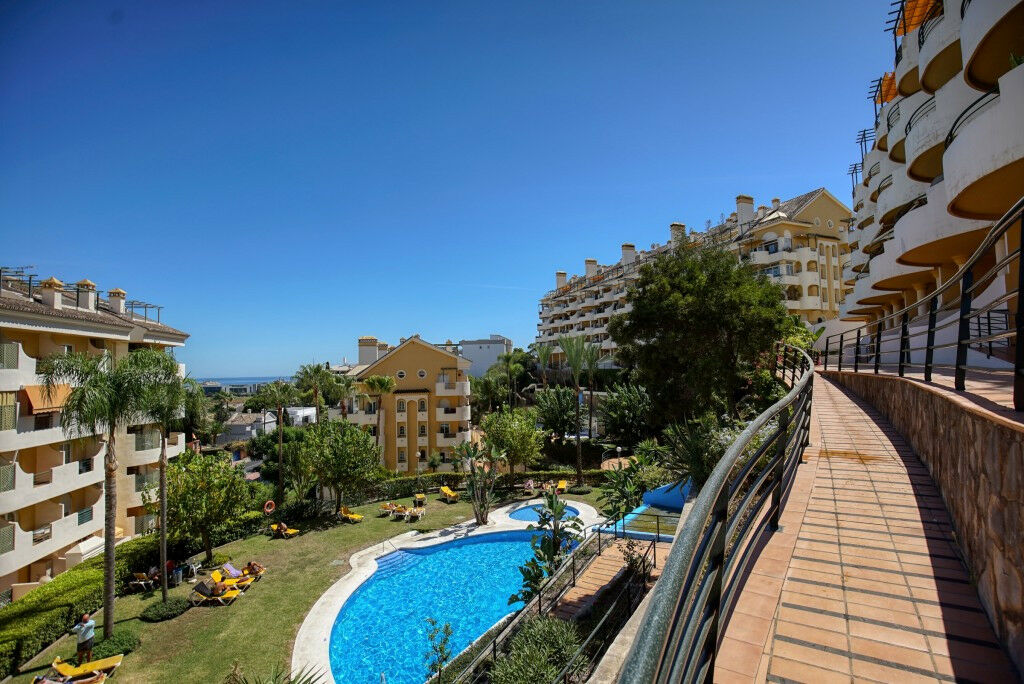Middle Floor Apartment Nueva Andalucía Málaga - image 12