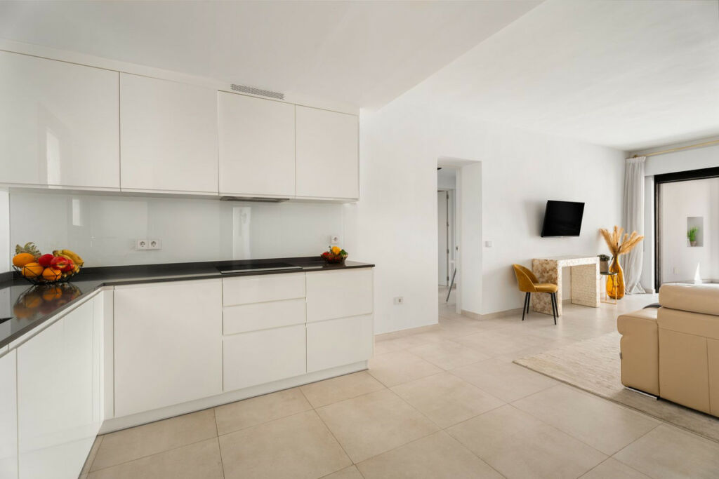 Middle Floor Apartment Puerto Banús Málaga - image 12