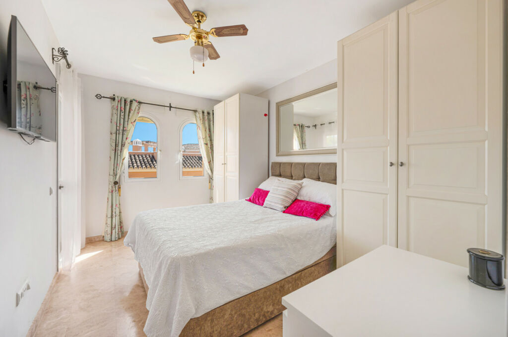 Middle Floor Apartment Nueva Andalucía Málaga - image 12