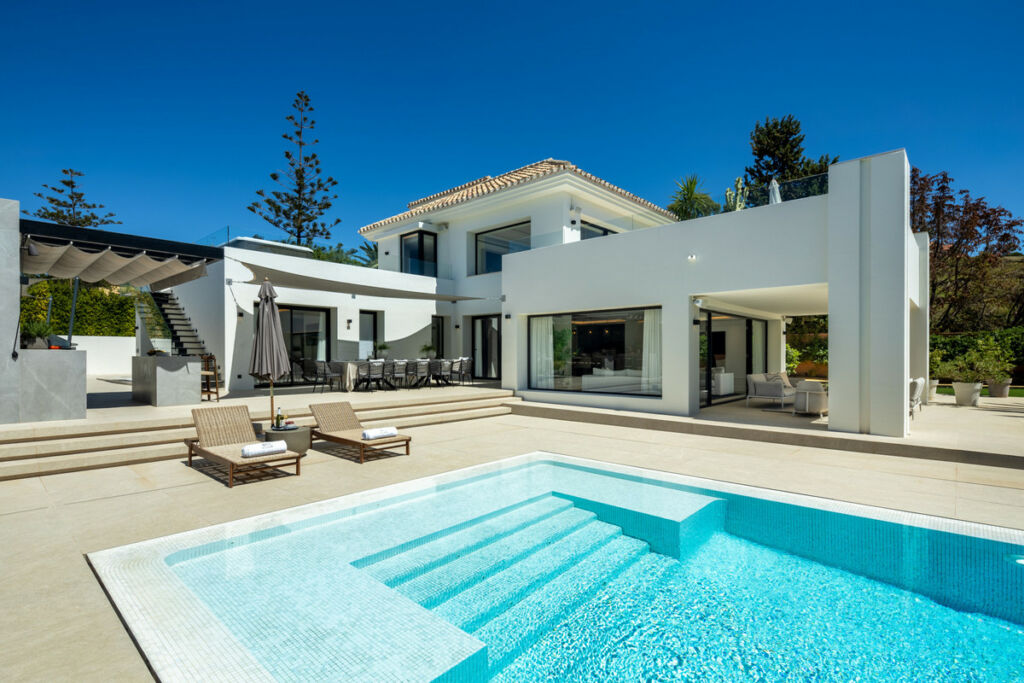 Detached Villa Nueva Andalucía Málaga - image 12