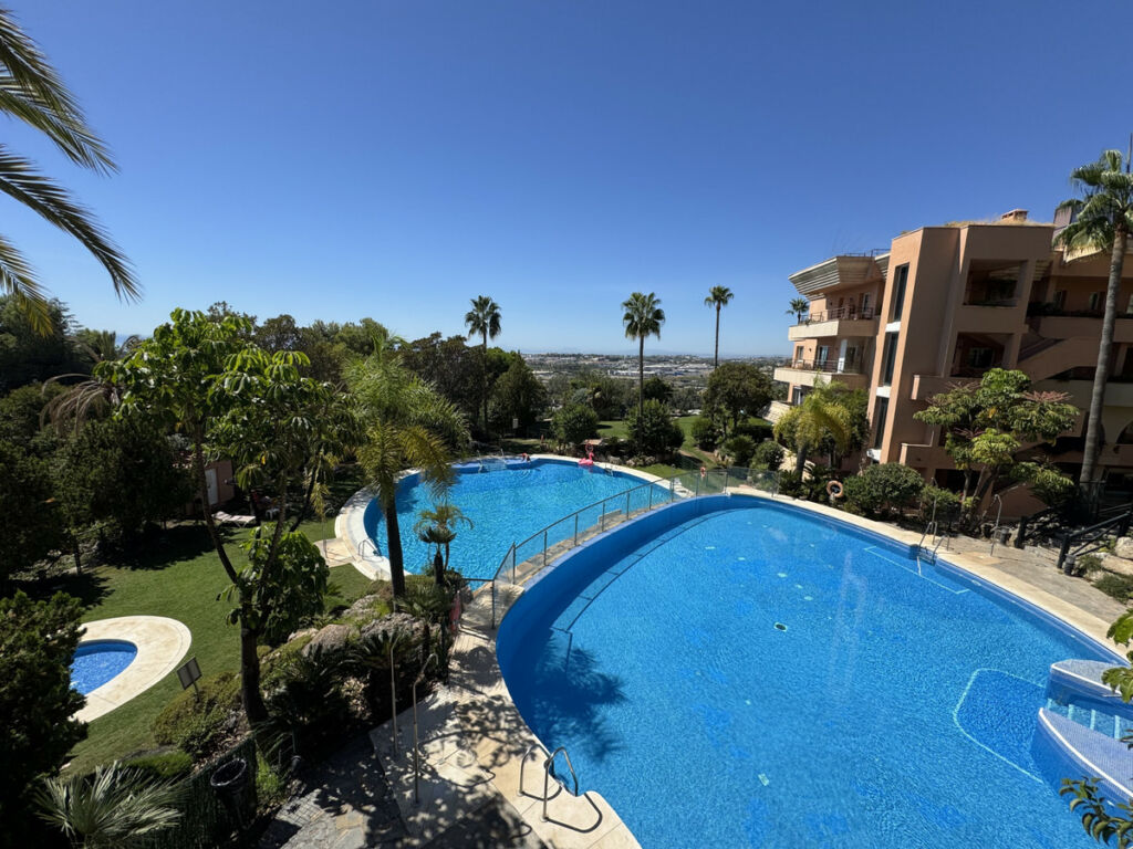 Middle Floor Apartment Nueva Andalucía Málaga - image 11