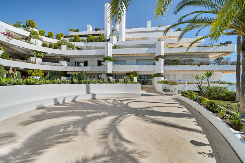 Middle Floor Apartment The Golden Mile Málaga - image 12