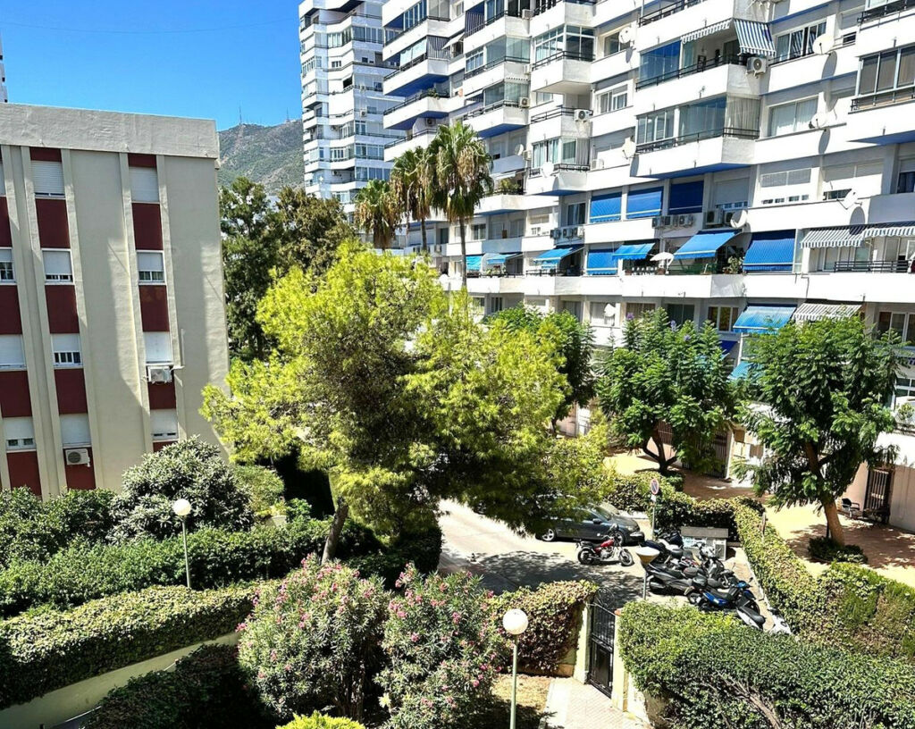 Middle Floor Apartment Benalmadena Málaga - image 2