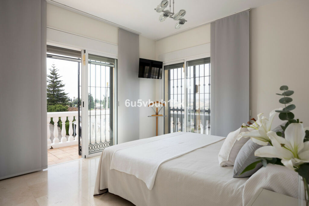 Detached Villa Sierrezuela Málaga - image 12