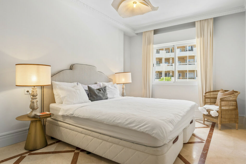 Middle Floor Apartment Nueva Andalucía Málaga - image 12