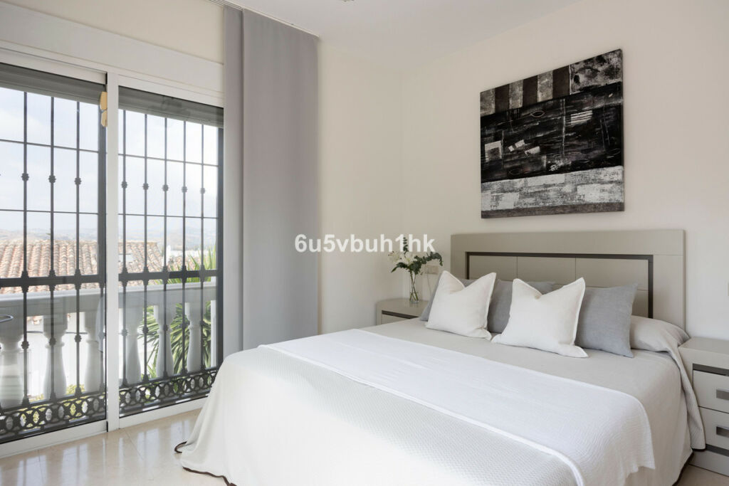 Detached Villa Sierrezuela Málaga - image 13
