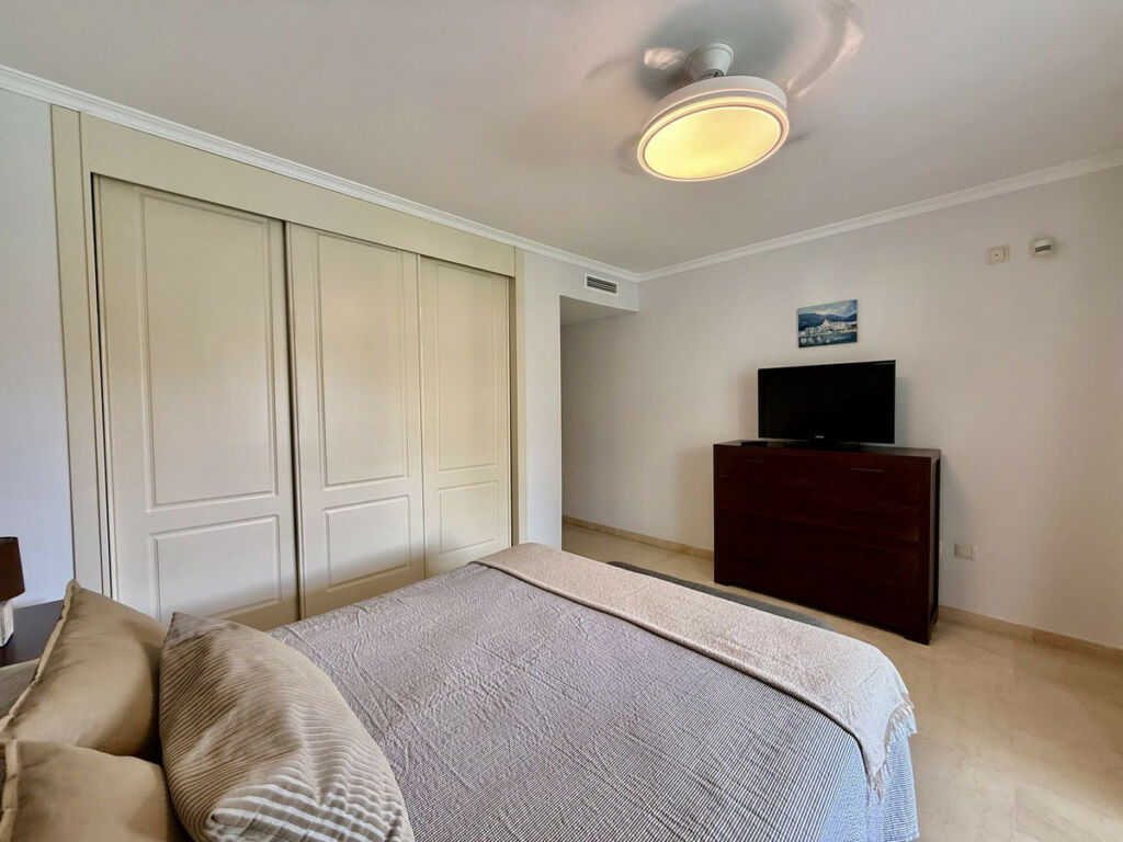 Middle Floor Apartment Sotogrande Puerto Cádiz - image 13