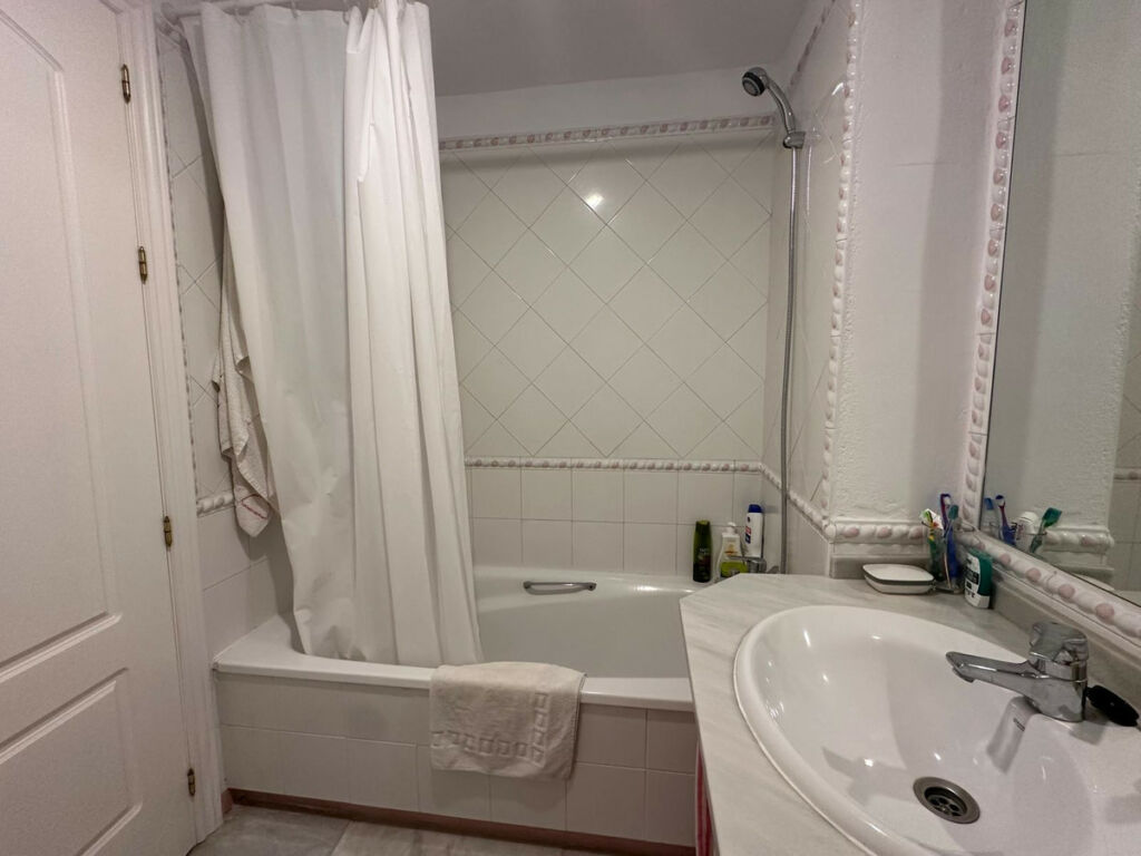 Middle Floor Apartment Guadalmina Baja Málaga - image 13