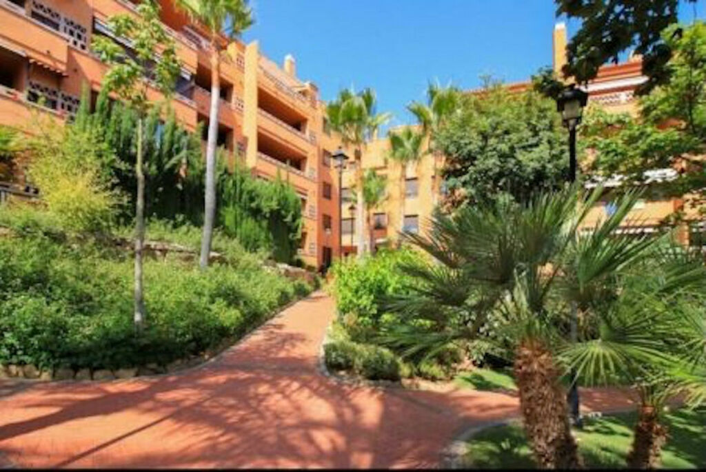 Middle Floor Apartment The Golden Mile Málaga - image 13
