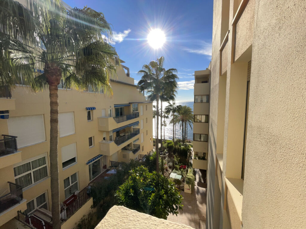 Middle Floor Apartment Estepona Málaga - image 13