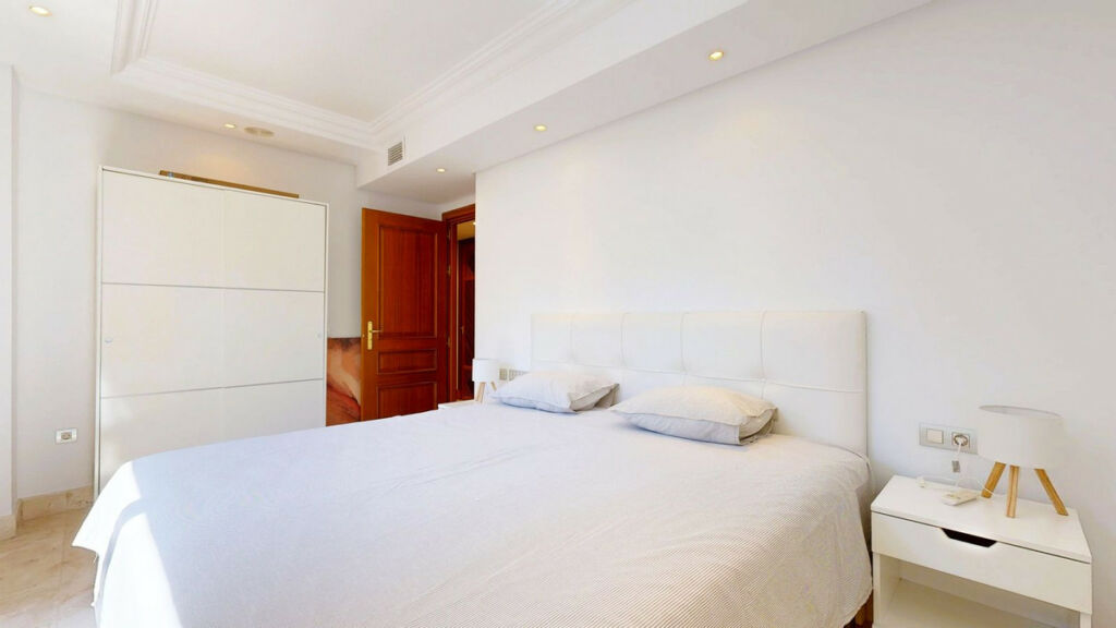 Middle Floor Apartment Estepona Málaga - image 13