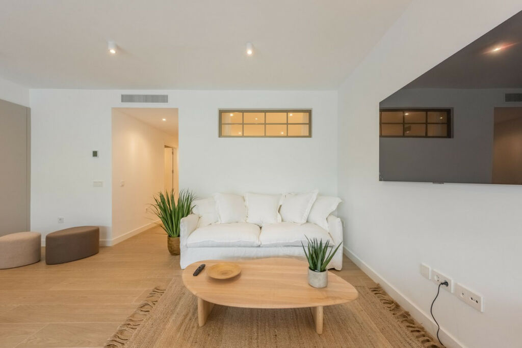 Middle Floor Apartment The Golden Mile Málaga - image 13