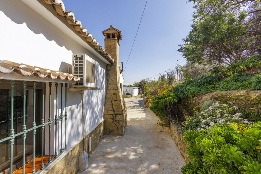 Detached Villa Riogordo Málaga - image 13