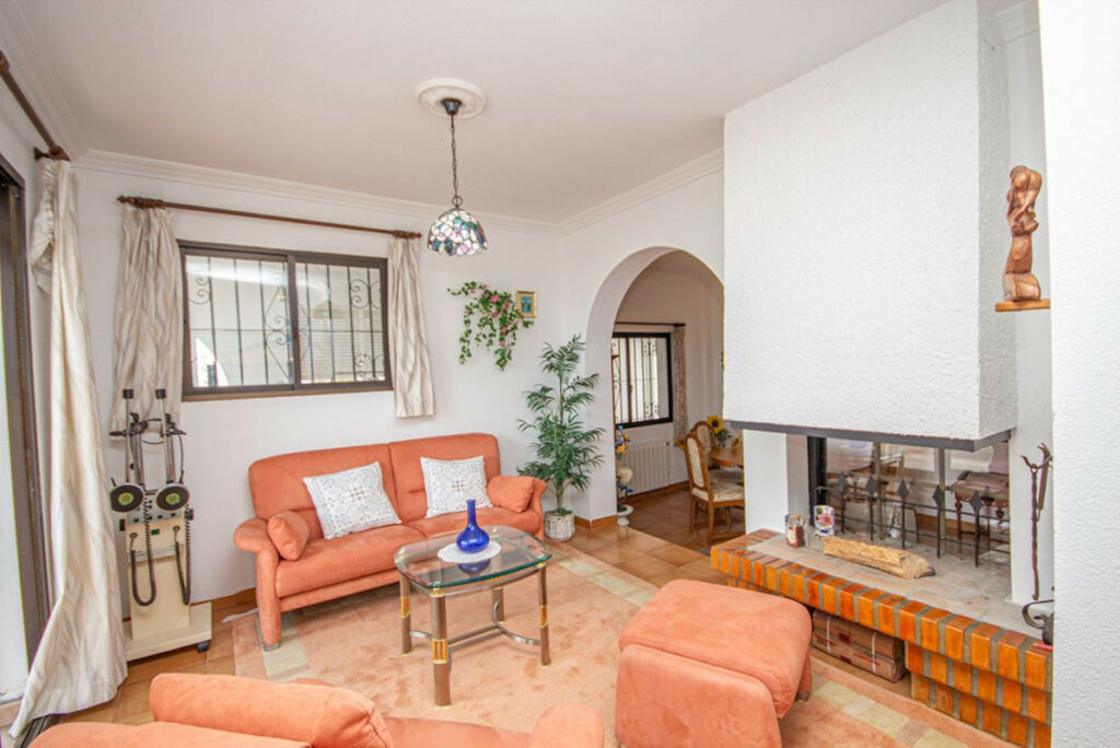 Detached Villa Estepona Málaga - image 13