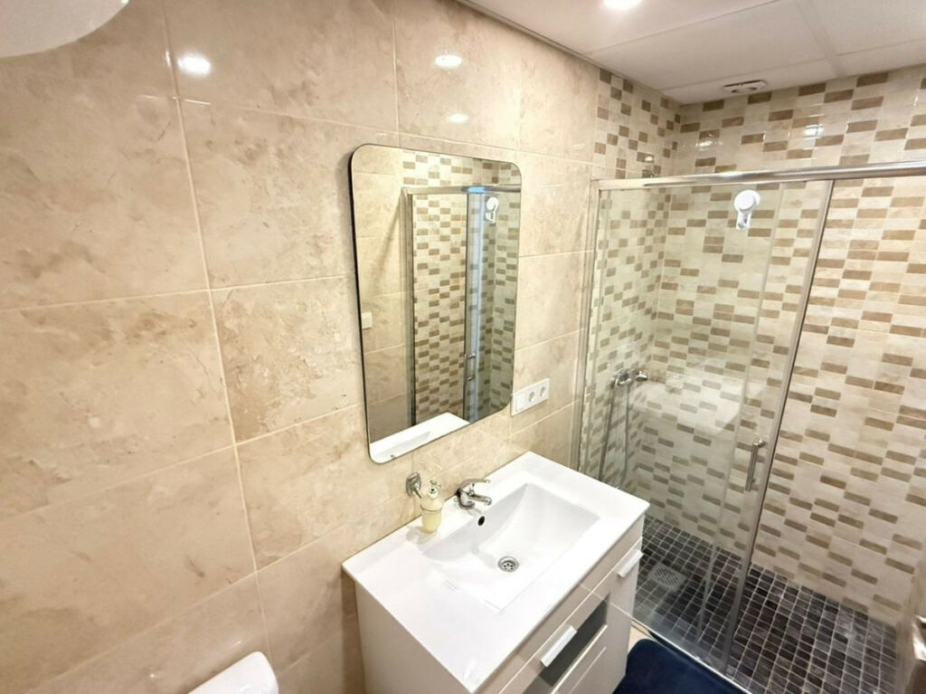 Middle Floor Apartment Torrevieja Alicante - image 13