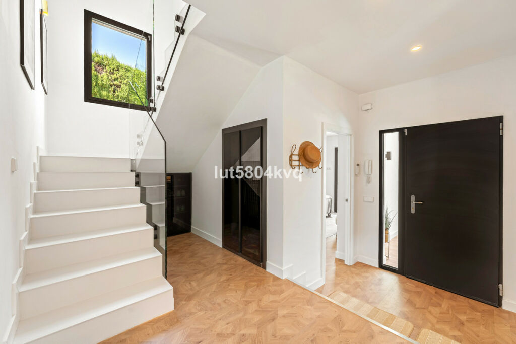 Detached Villa Nueva Andalucía Málaga - image 13