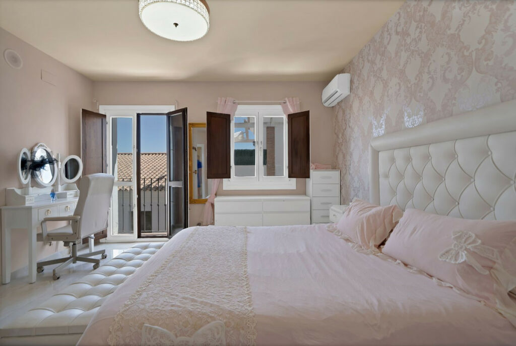 Townhouse El Paraiso Málaga - image 13