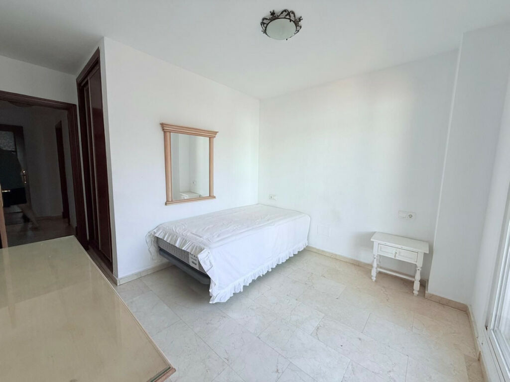 Middle Floor Apartment Las Lagunas Málaga - image 13