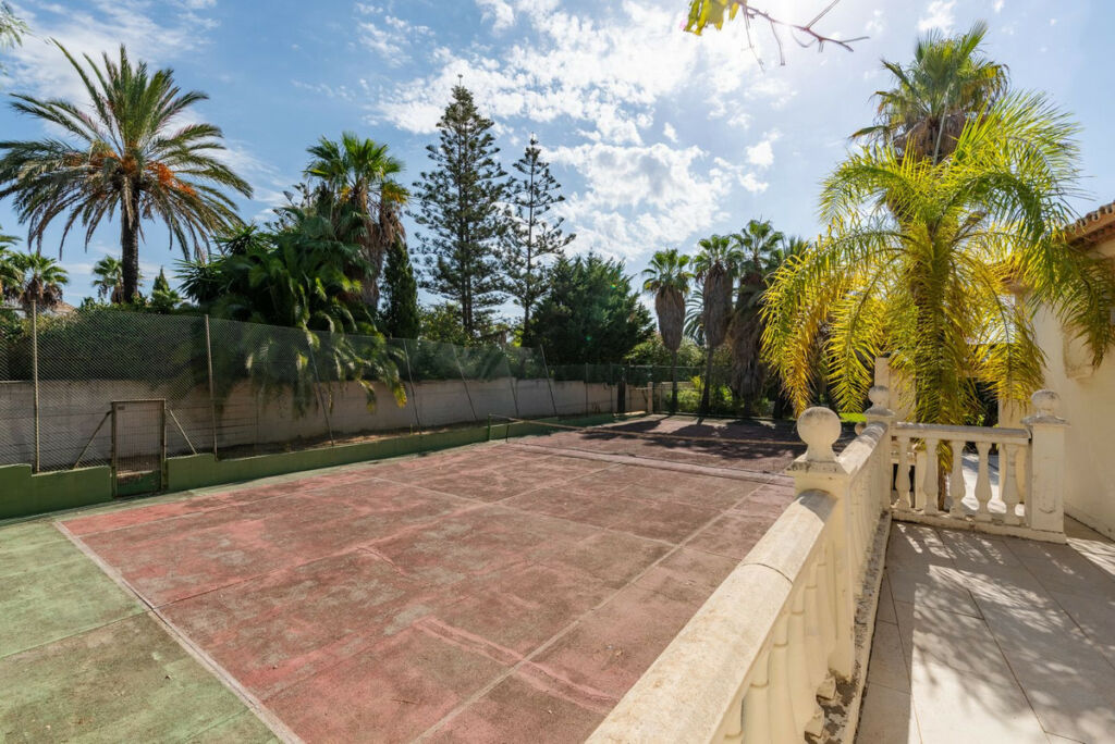 Detached Villa Estepona Málaga - image 13