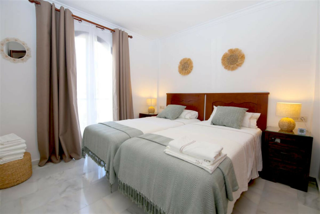 Middle Floor Apartment Estepona Málaga - image 13