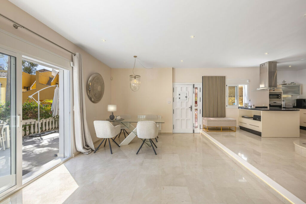 Detached Villa Calahonda Málaga - image 13