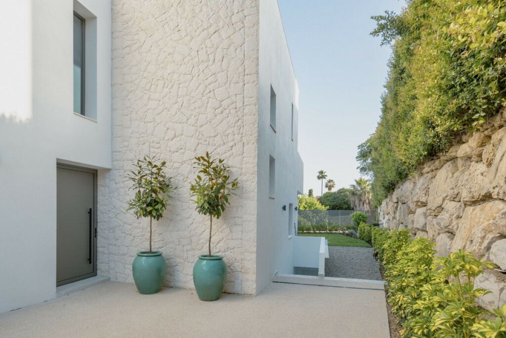 Detached Villa Estepona Málaga - image 13