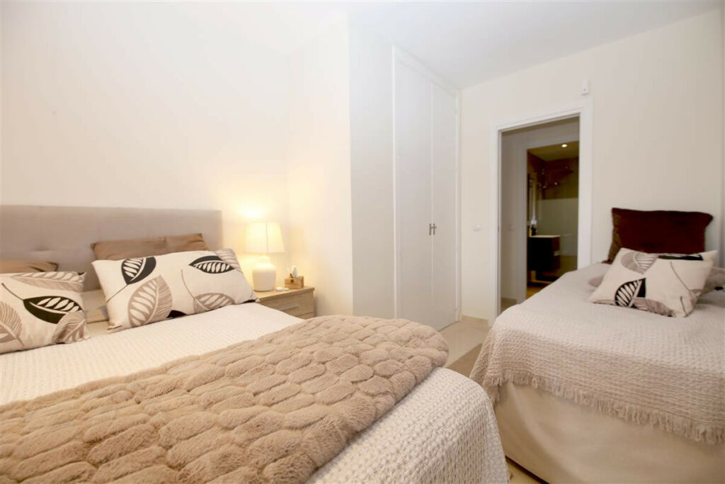 Middle Floor Apartment Estepona Málaga - image 13