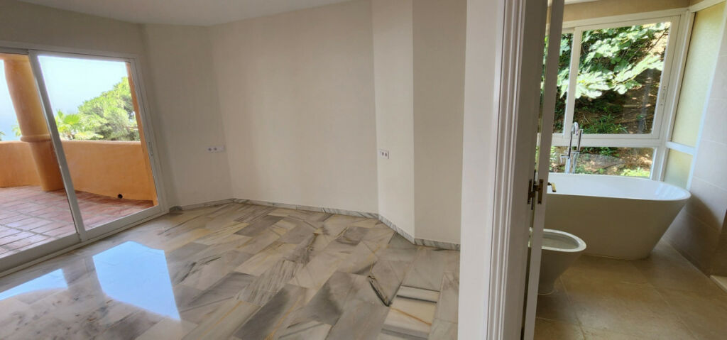 Middle Floor Apartment Calahonda Málaga - image 13