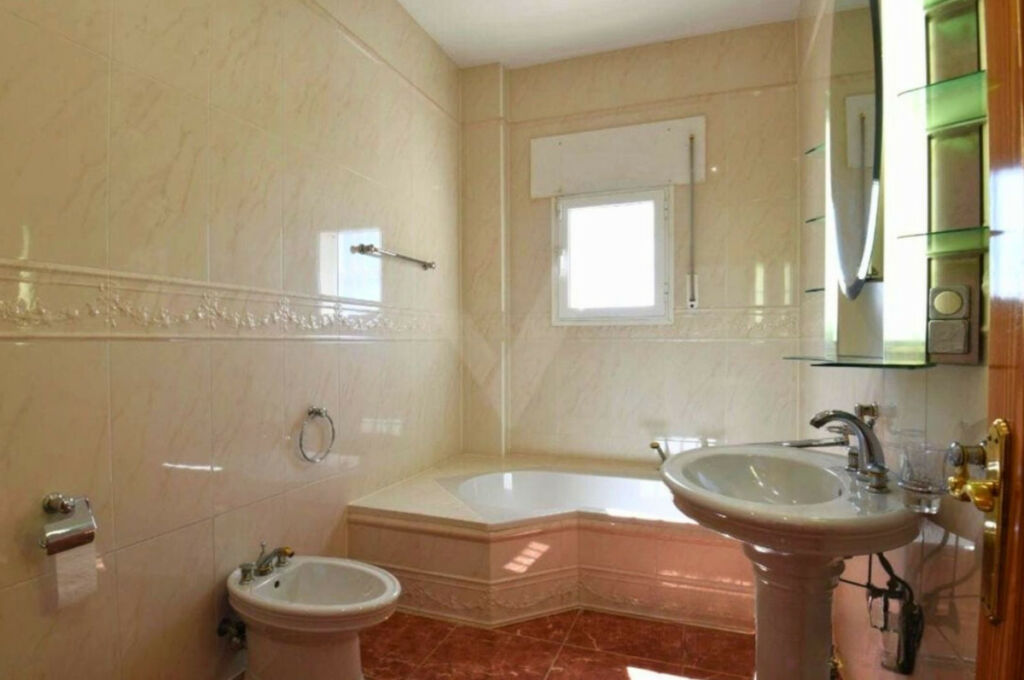 Detached Villa Sayalonga Málaga - image 13