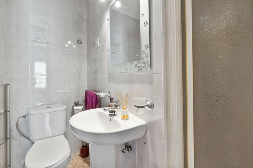 Middle Floor Apartment Torrevieja Alicante - image 13