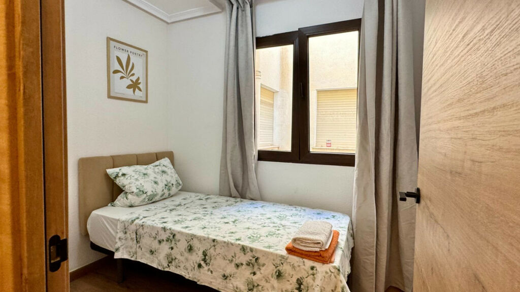 Middle Floor Apartment Torrevieja Alicante - image 13