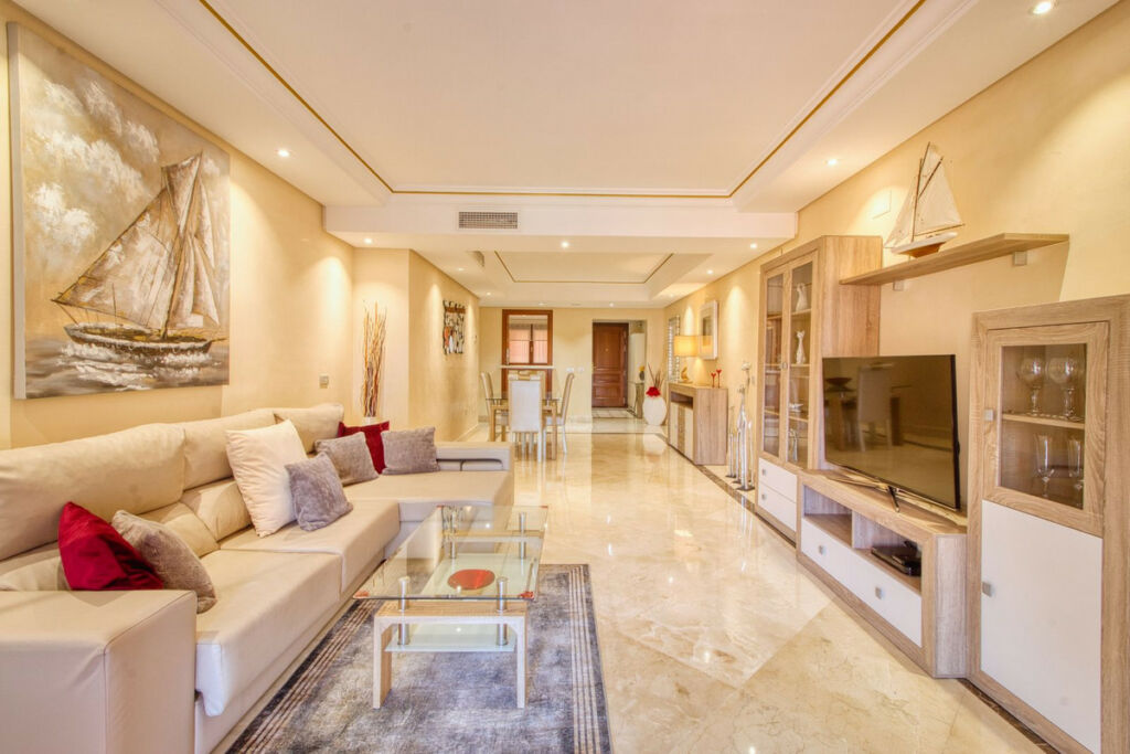Middle Floor Apartment Estepona Málaga - image 13