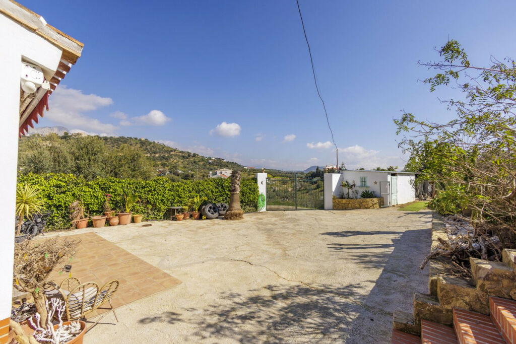Detached Villa Riogordo Málaga - image 14