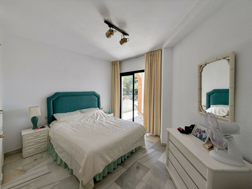 Middle Floor Apartment Calahonda Málaga - image 14