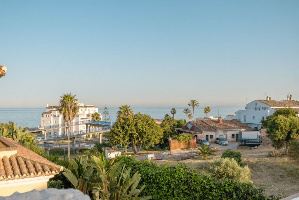 Detached Villa Estepona Málaga - image 14