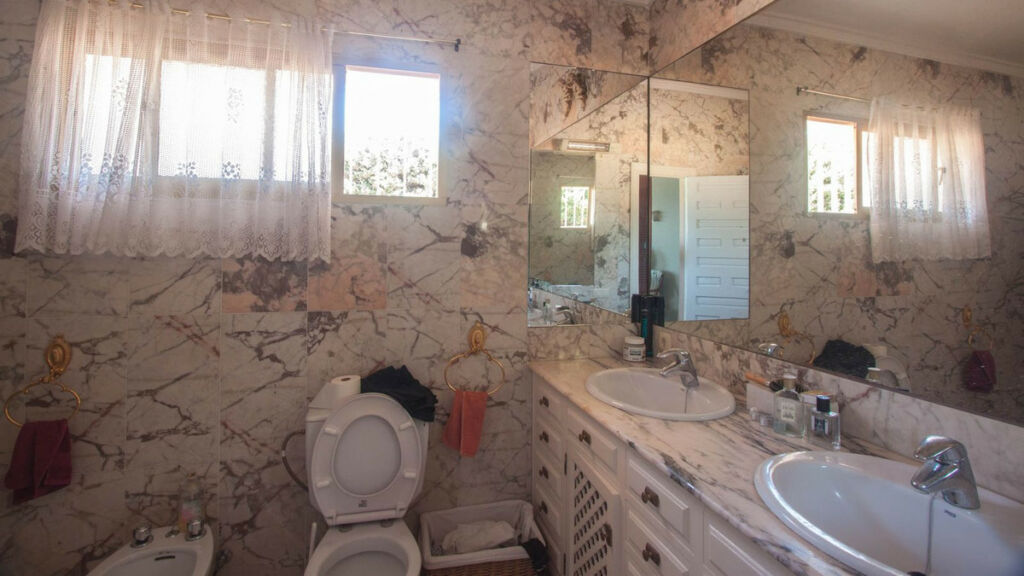 Detached Villa Estepona Málaga - image 14