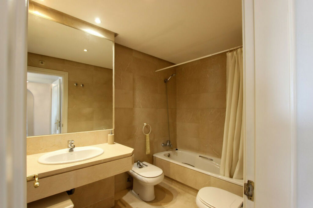 Middle Floor Apartment Puerto Banús Málaga - image 14