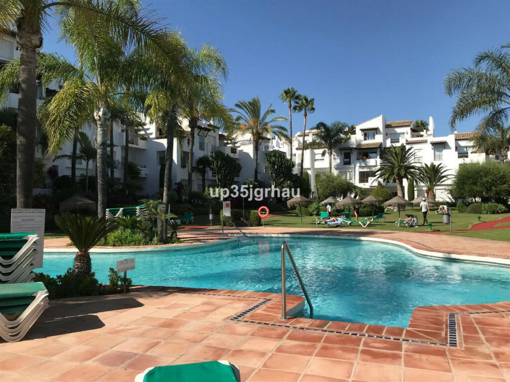 Middle Floor Apartment Estepona Málaga - image 9