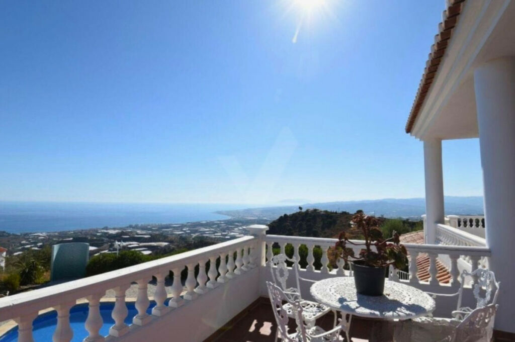 Detached Villa Sayalonga Málaga - image 14